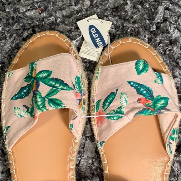 Old Navy Women’s sandals - Picture 4 of 5